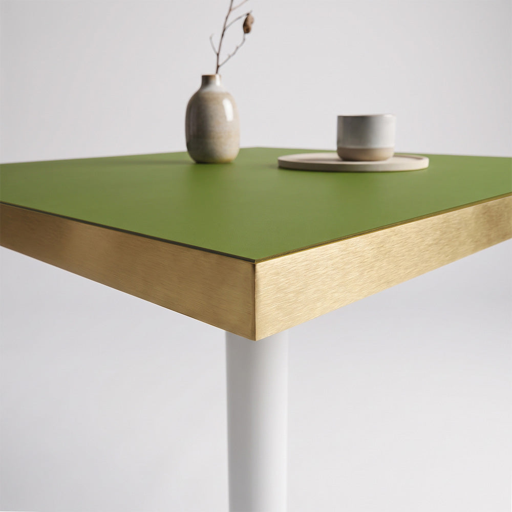 plateau de table sur mesure décor effet unis vert pour restaurant bar et bistrot  avec pied de table blanc.