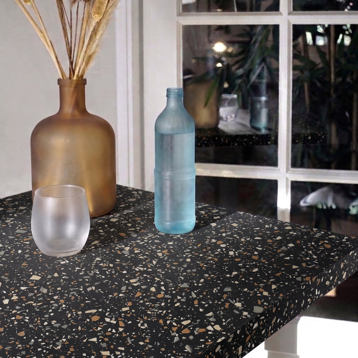 plateau de table sur mesure décor terrazzo noir pour restaurant bar et bistrot  avec pied de table noir.