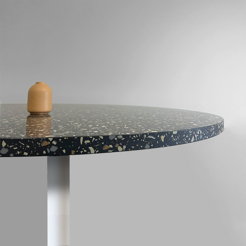 plateau de table sur mesure décor terrazzo  pour restaurant bar et bistrot  avec pied de table blanc.