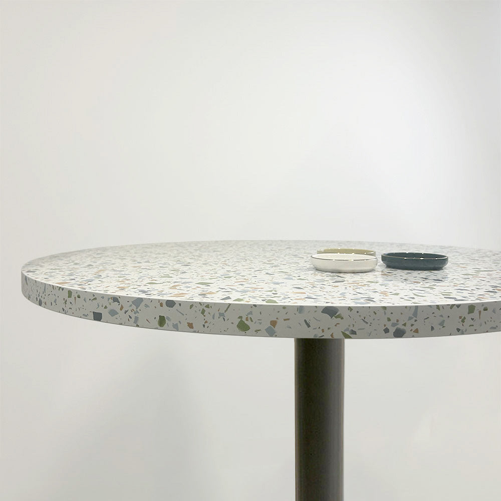 plateau de table sur mesure décor terrazzo  pour restaurant bar et bistrot  avec pied de table noir.