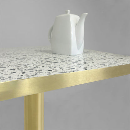 plateau de table sur mesure décor terrazzo  pour restaurant bar et bistrot  avec pied de table doré.