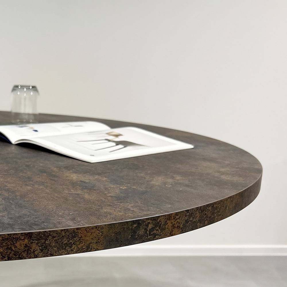plateau de table sur mesure décor oxydée  pour restaurant bar et bistrot  avec pied de table noir.