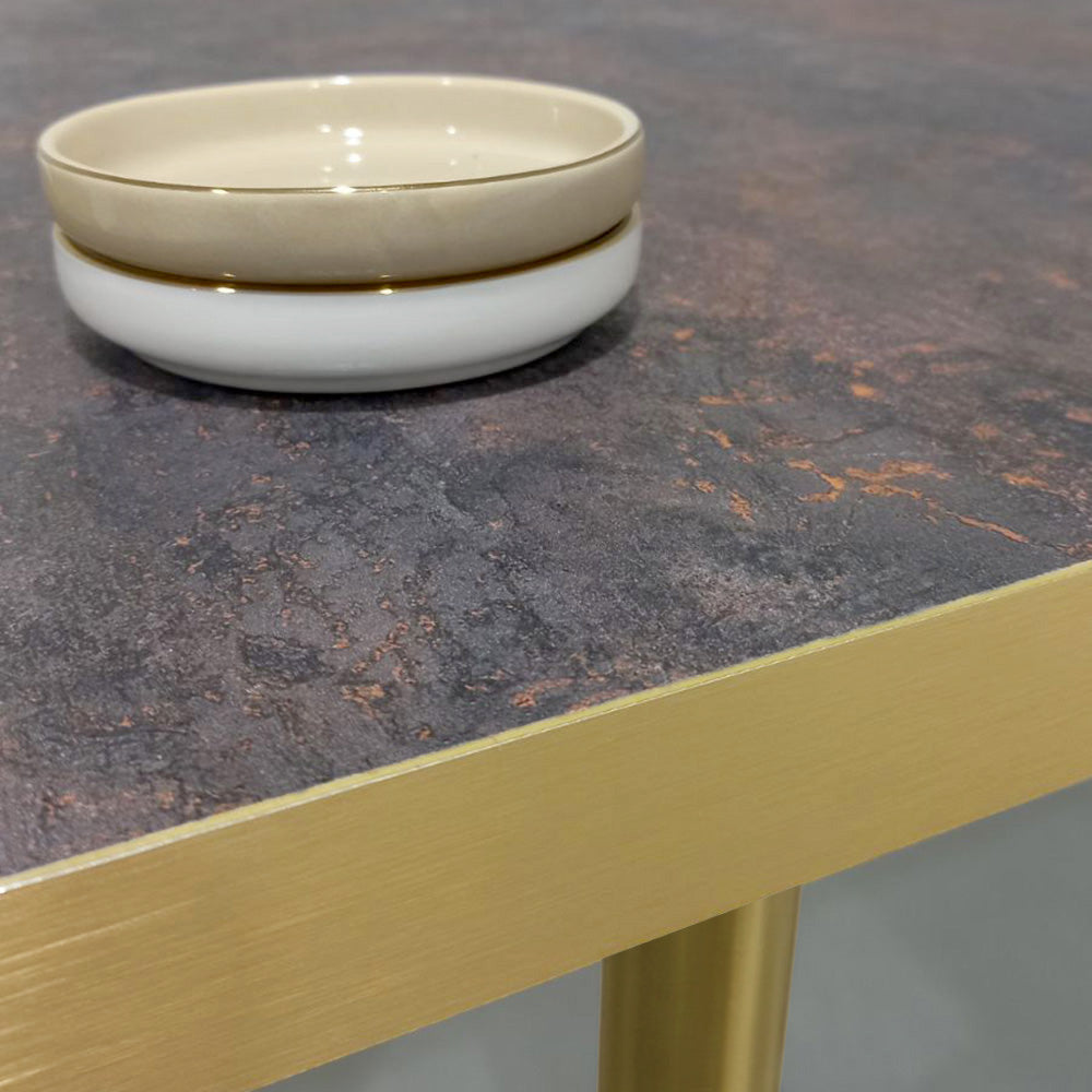 plateau de table sur mesure décor oxydée  pour restaurant bar et bistrot  avec pied de table doré.