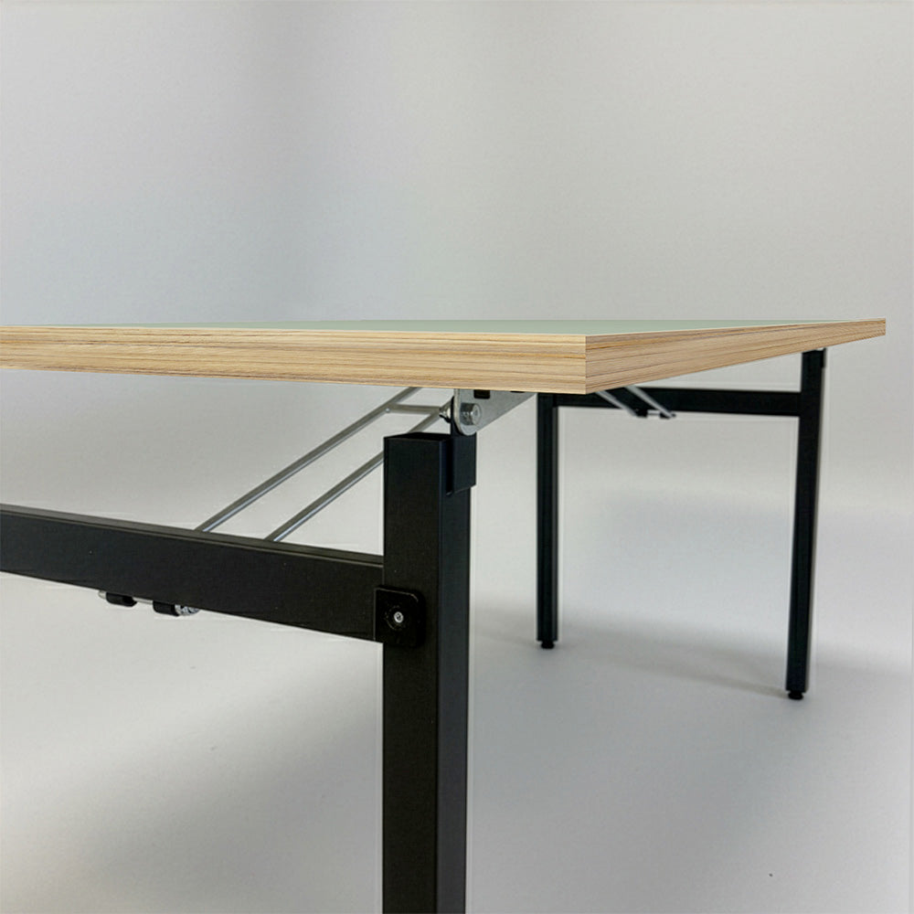 Table rectangulaire pliante d'intérieur pour restaurant et hôtel, structure en acier et plateau en bois aggloméré. décor bois vert