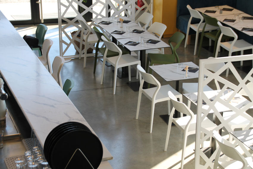 Comptoir sur mesure conçu pour restaurant, mettant en avant la personnalisation et la qualité RestooTab.