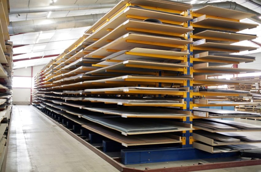 Photo de l’usine RestooTab illustrant le processus de fabrication sur mesure des tables.