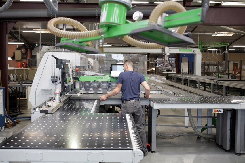Vue de l’usine RestooTab, illustrant la fabrication sur mesure et le savoir-faire industriel.