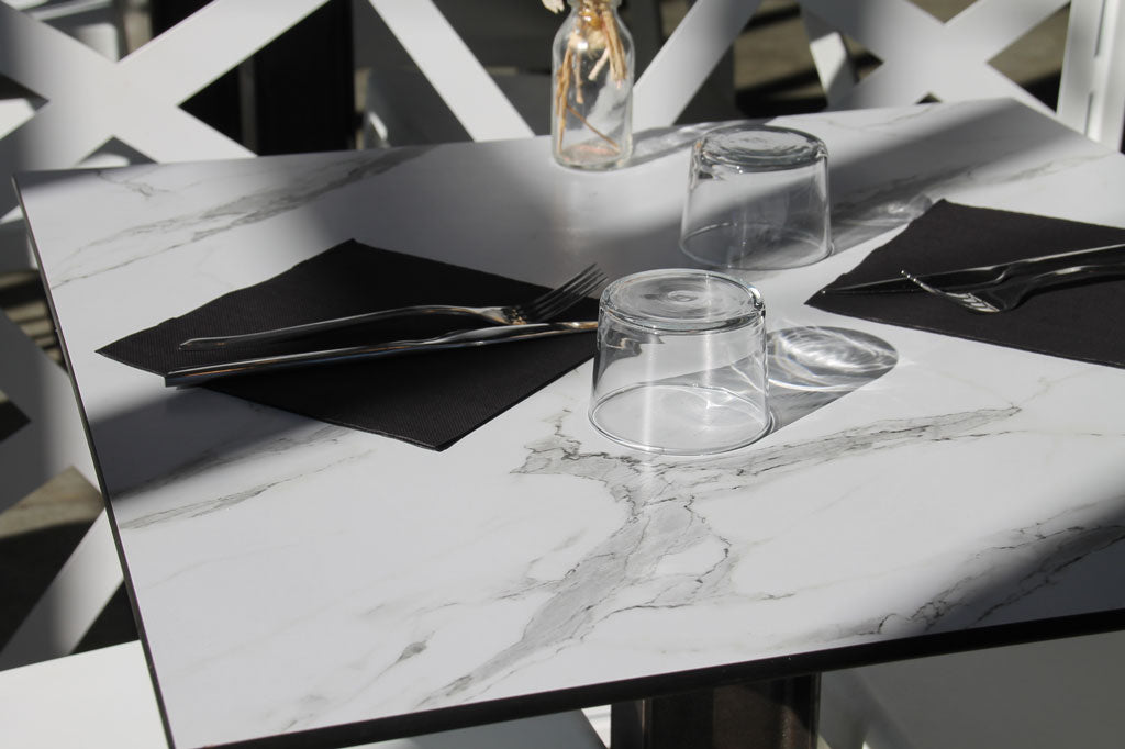 Table en marbre personnalisée par RestooTab installée au restaurant La Colloc.